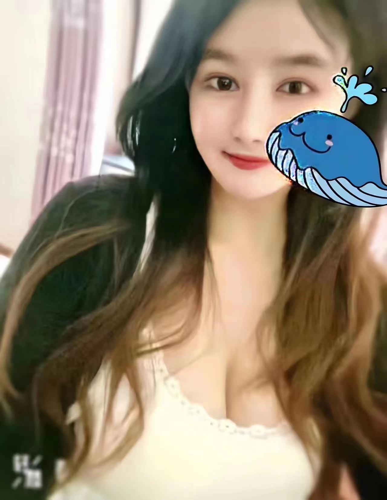 肤白貌美大长腿，姿势随意