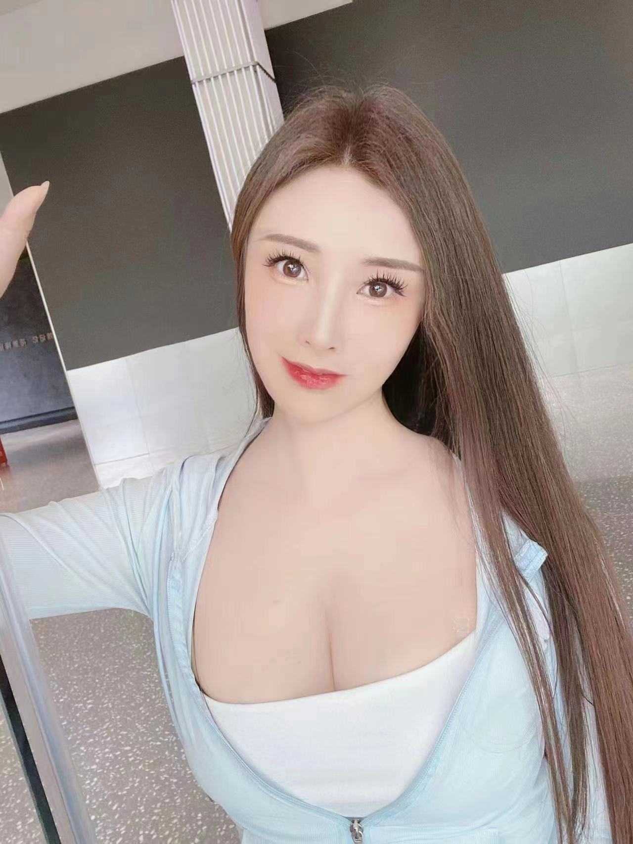 成都刚下水的小少妇