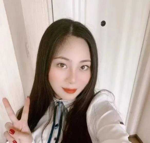 含雪妹子，胸大肤白