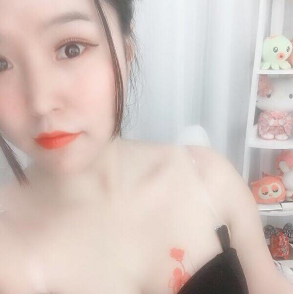 长发气质美女，性格乖巧