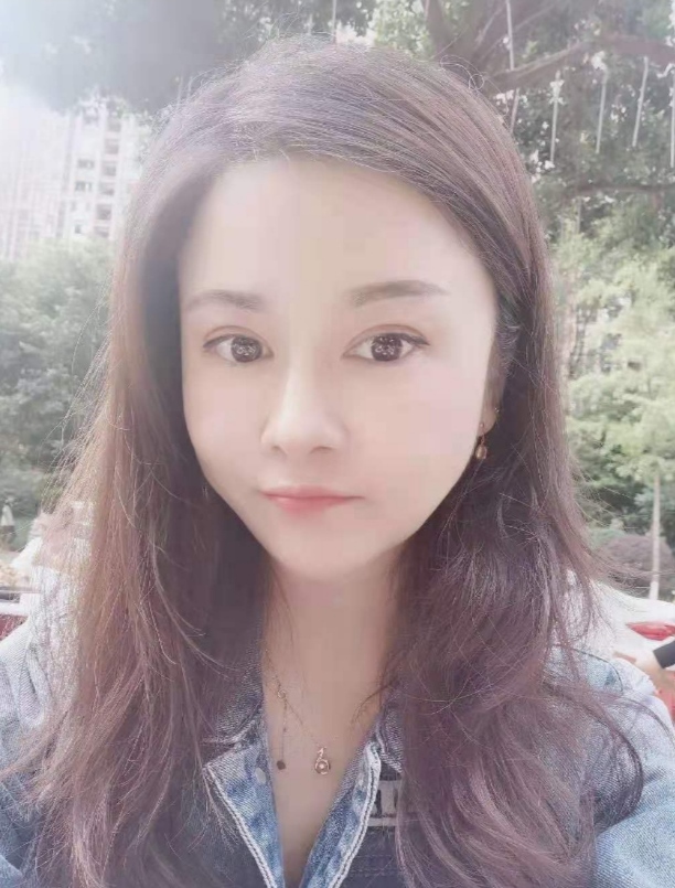 主动，配合，姿势随意