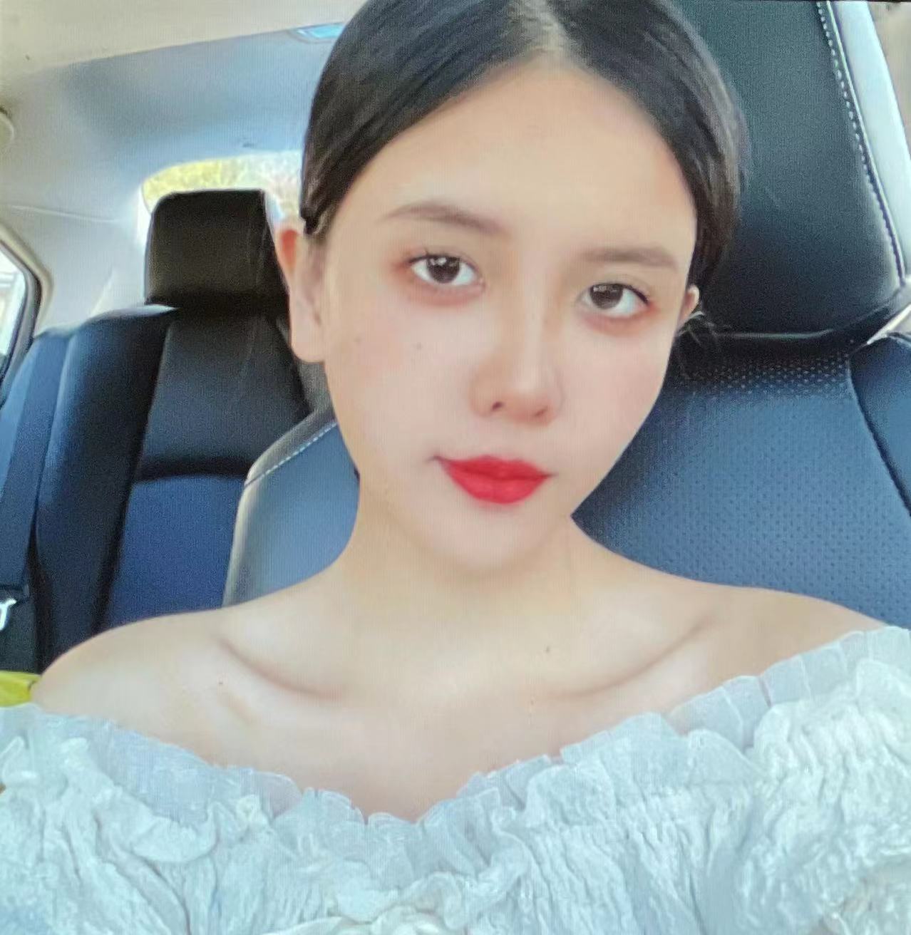 眼神迷离小黑妹