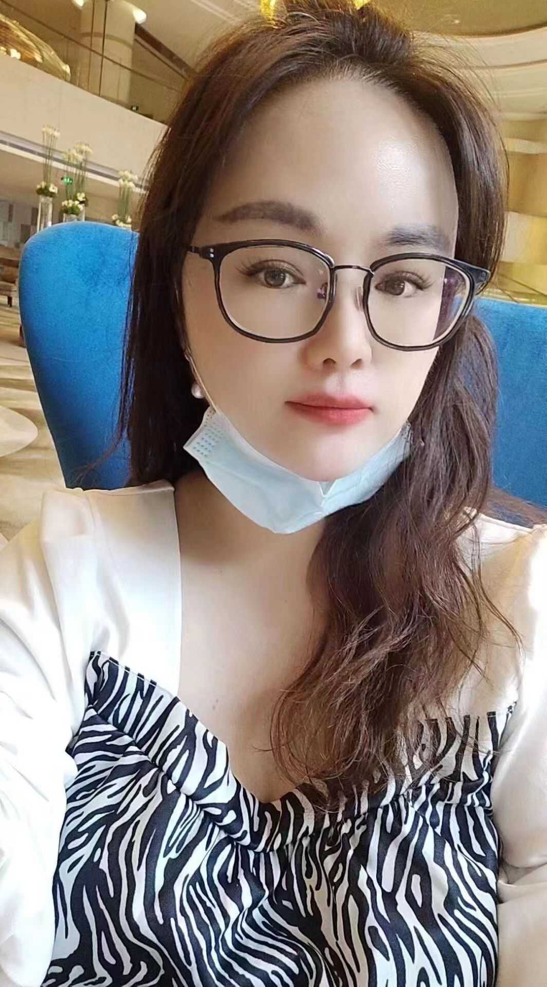 漂亮的眼镜儿妹子