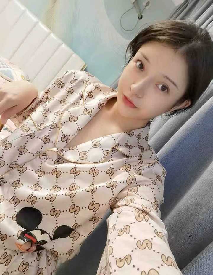 有点像小明星的妹子