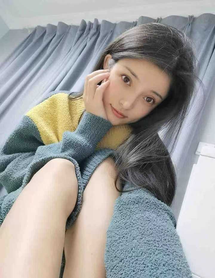 有点像小明星的妹子