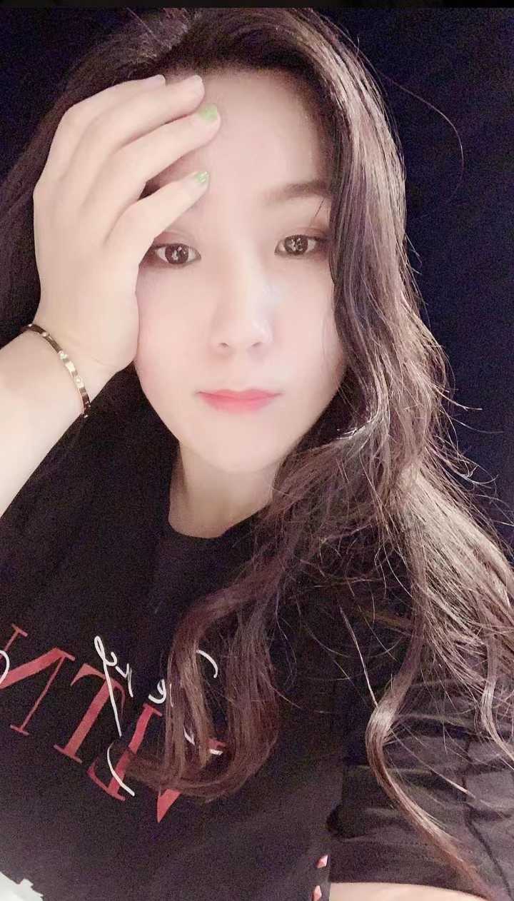 挑逗蛋蛋的少妇，前列腺给弄的真舒服