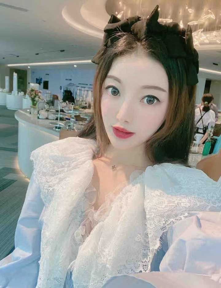 很会穿搭的小妞