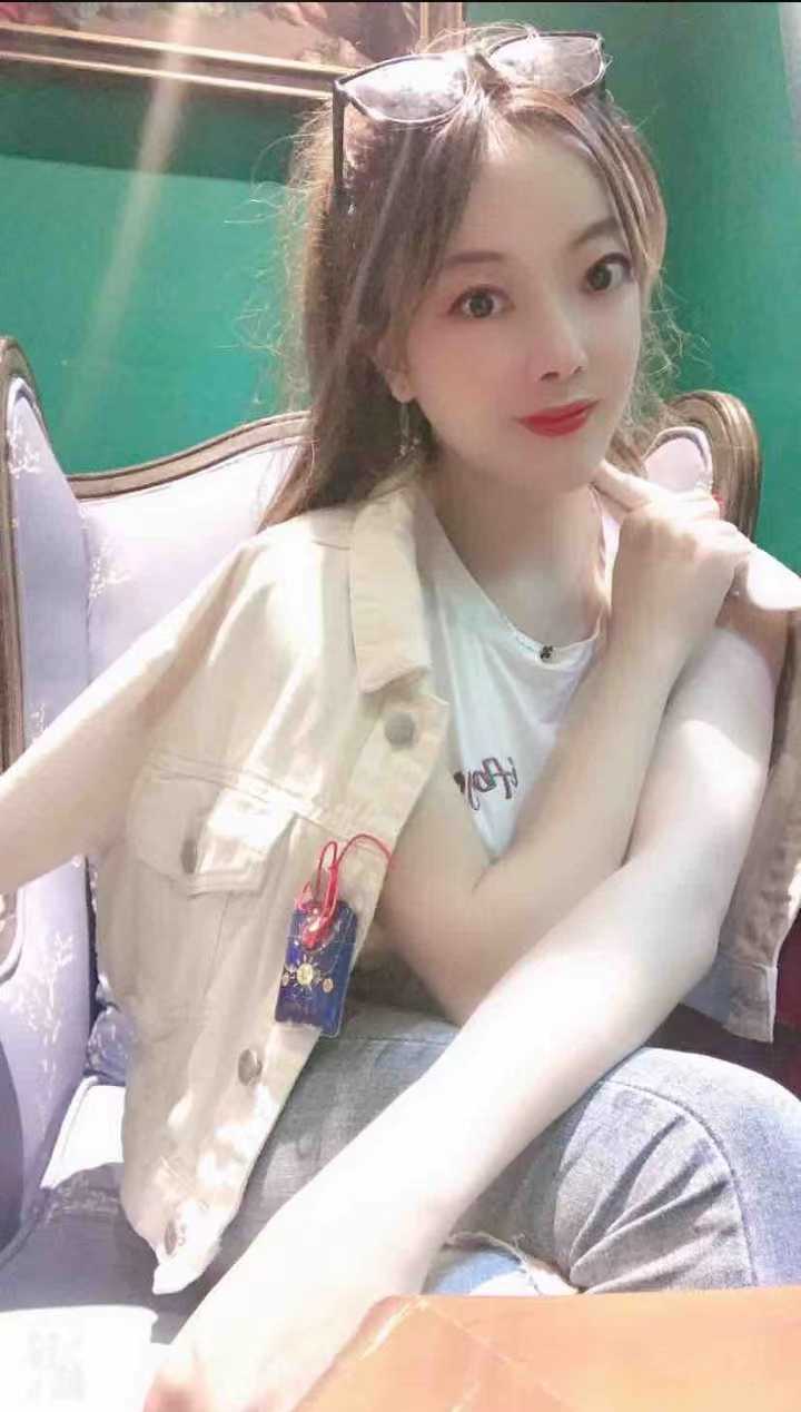 很会穿搭的小妞