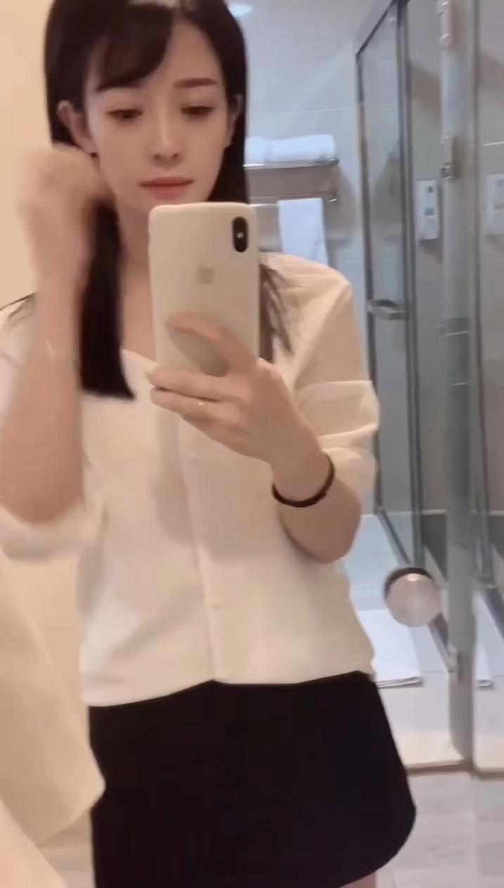 雪白大灯晃眼睛