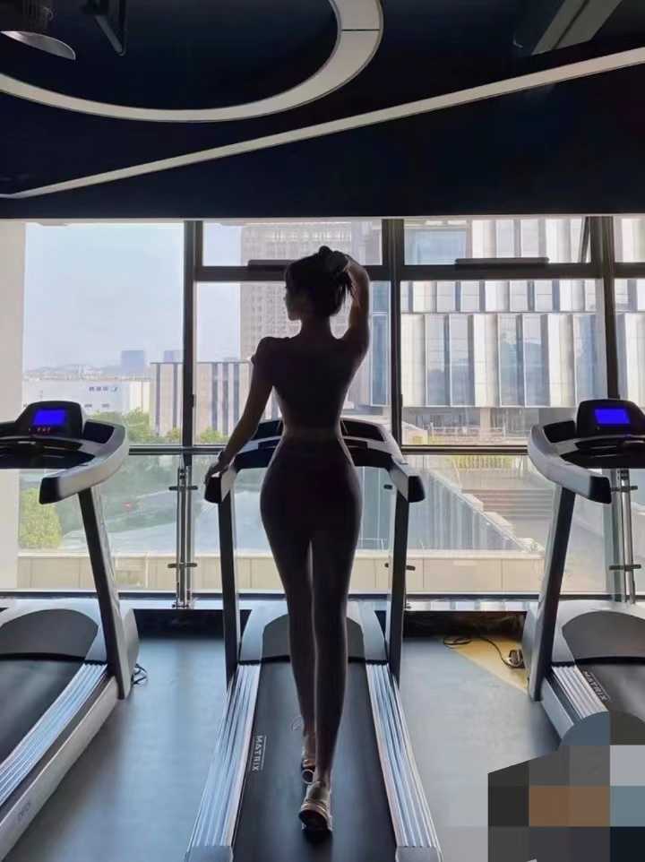 爱健身的身材好小妹