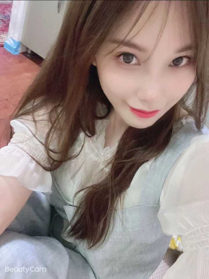 年纪还行，胸不小