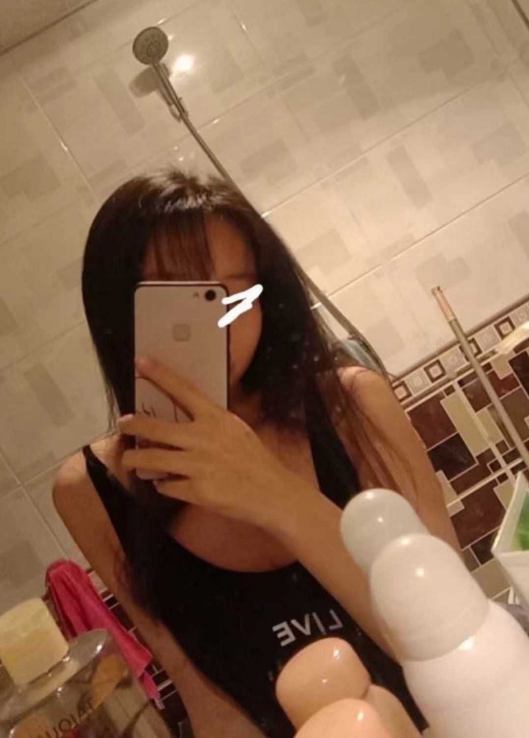 十分粉嫩的妹子