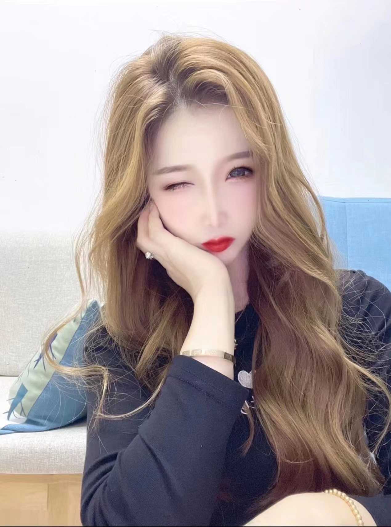 金发小妹，诱惑力十足