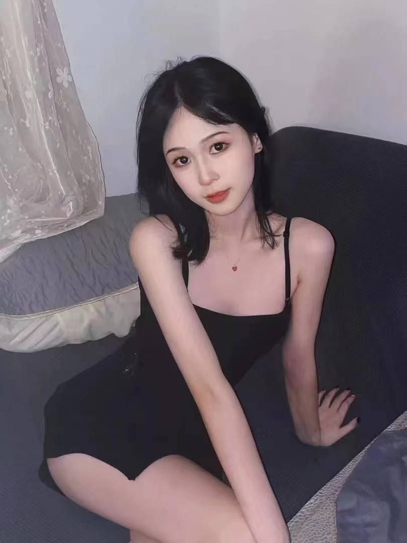 清纯可爱，娇小玲珑，皮肤白皙