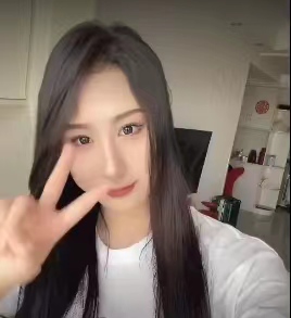 高挑细眼怪女孩