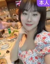 有名族服装的小妹