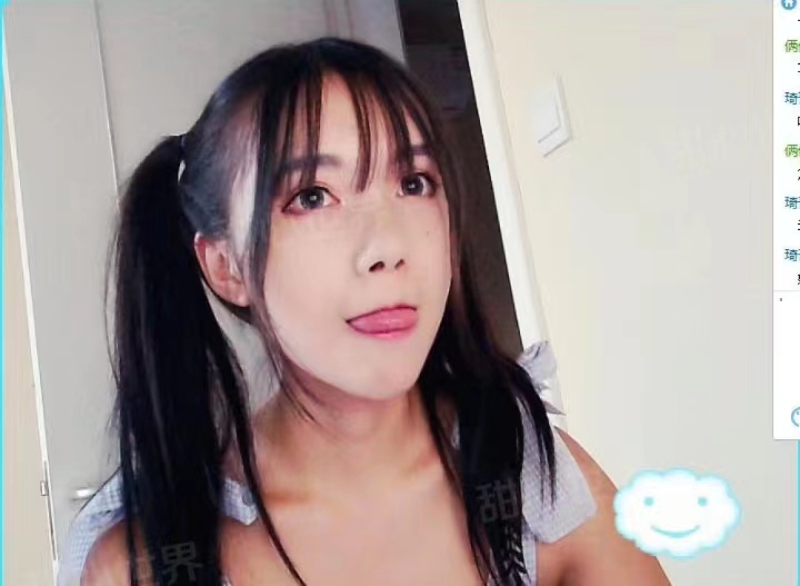 身材不错胸属于小巧可爱那种