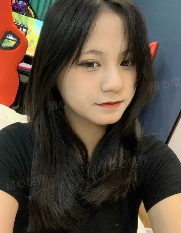 很干净的房间，微胖妹子