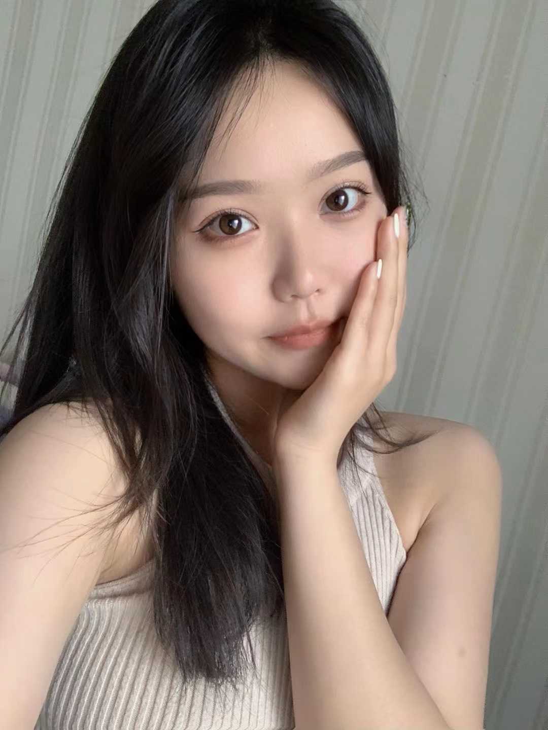 面带微笑身材不错哦