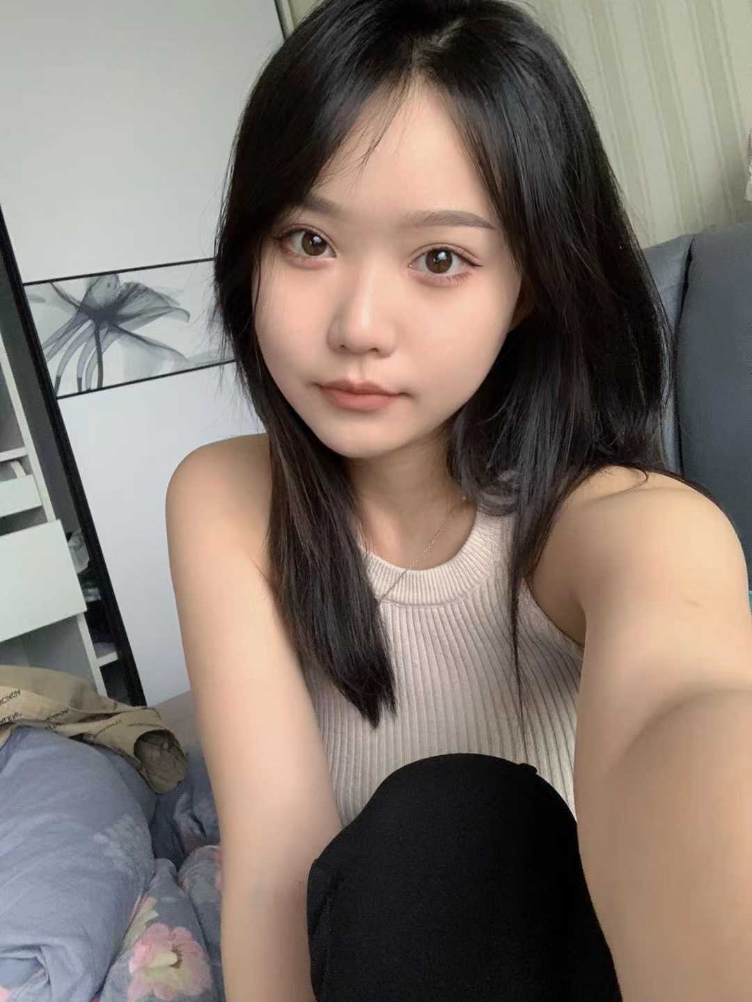 面带微笑身材不错哦