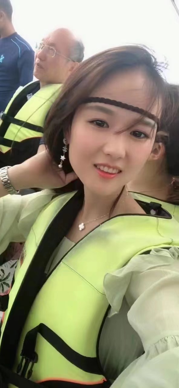 白白嫩嫩的短发小妹，还会饭食的