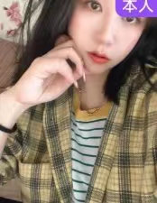 穿着睡衣的年轻妹子