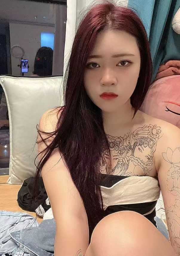 超级性感的纹身小妹