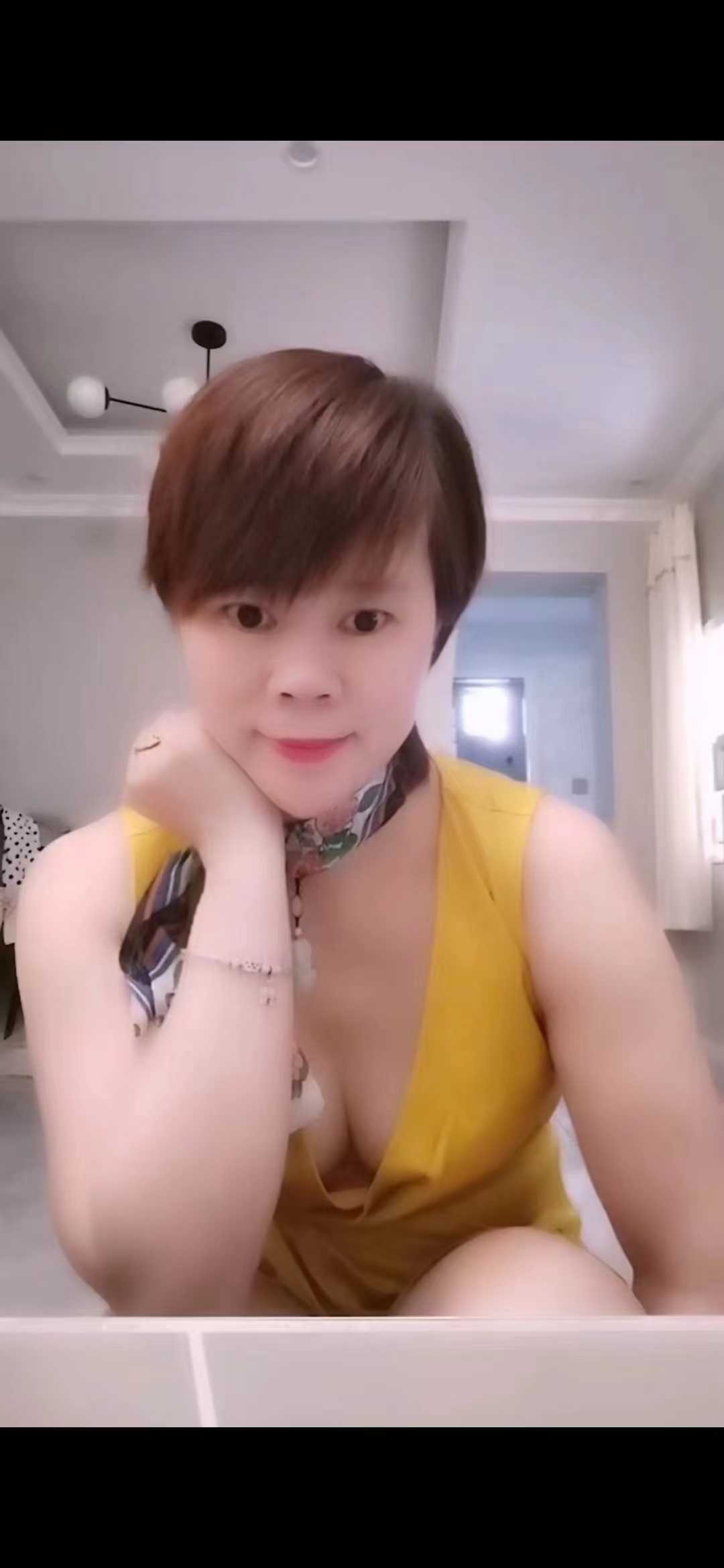 适合卸货的短发少妇