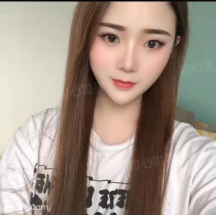 很温柔的小巧美女