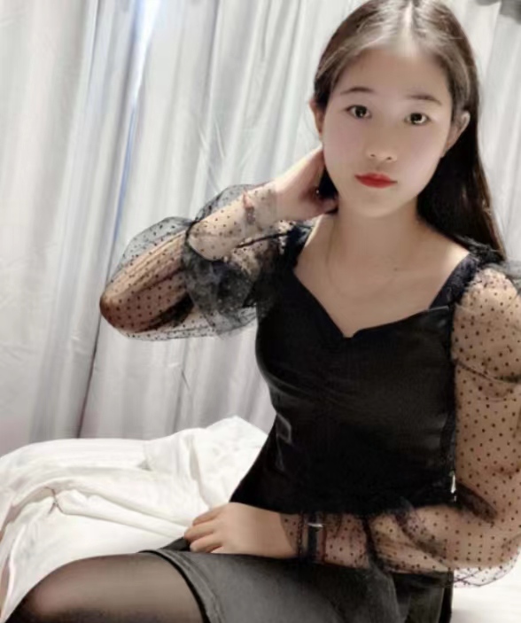 话不多身材很匀称