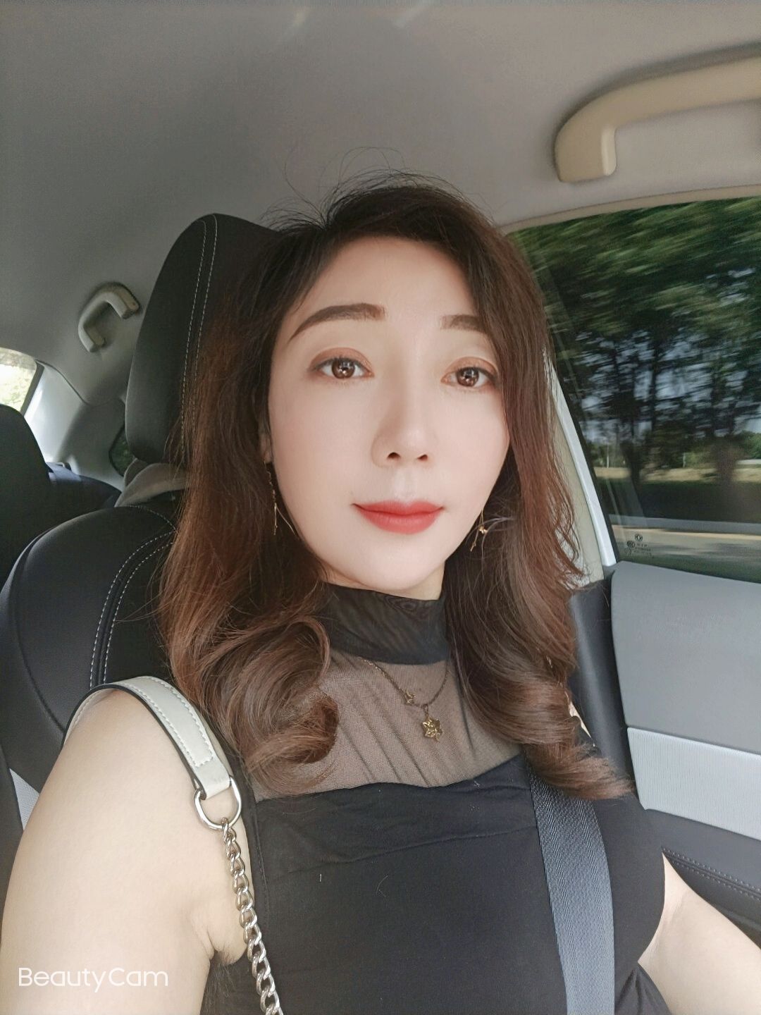 我四川人，一个在杭州打工的，空的时候时不时出来约会，希望找一