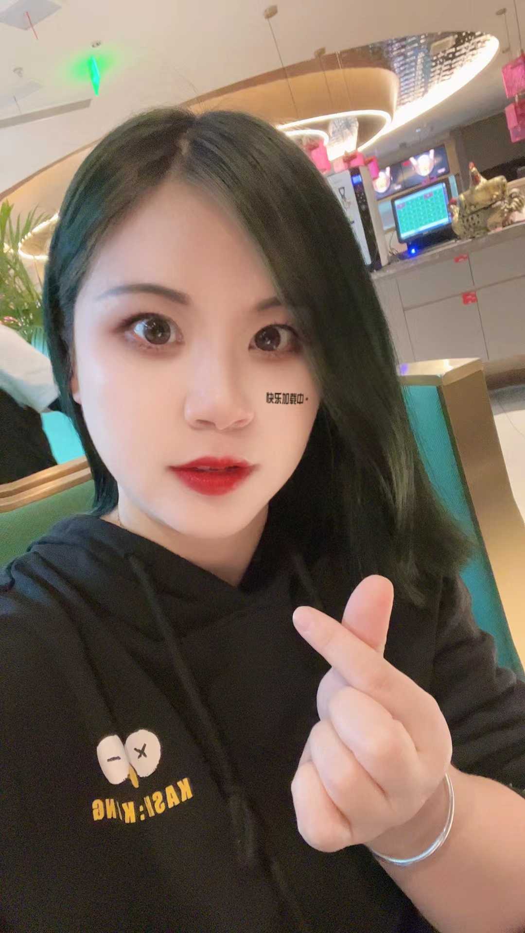 胸很大很美的一个妹子