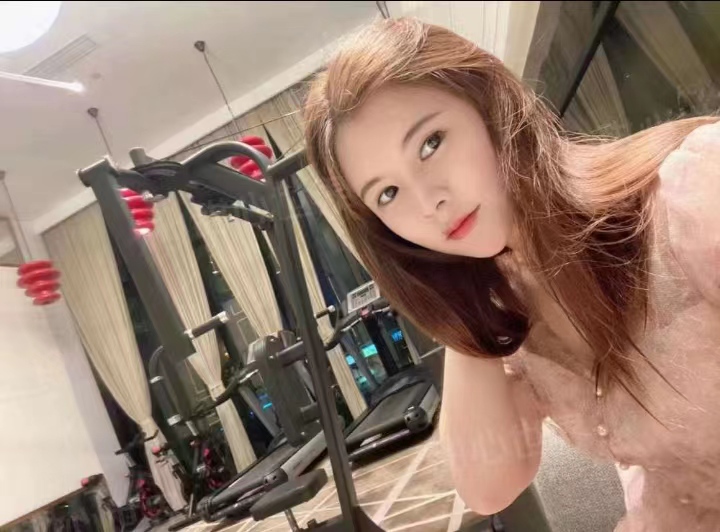 皮肤很白，真人比照片好看