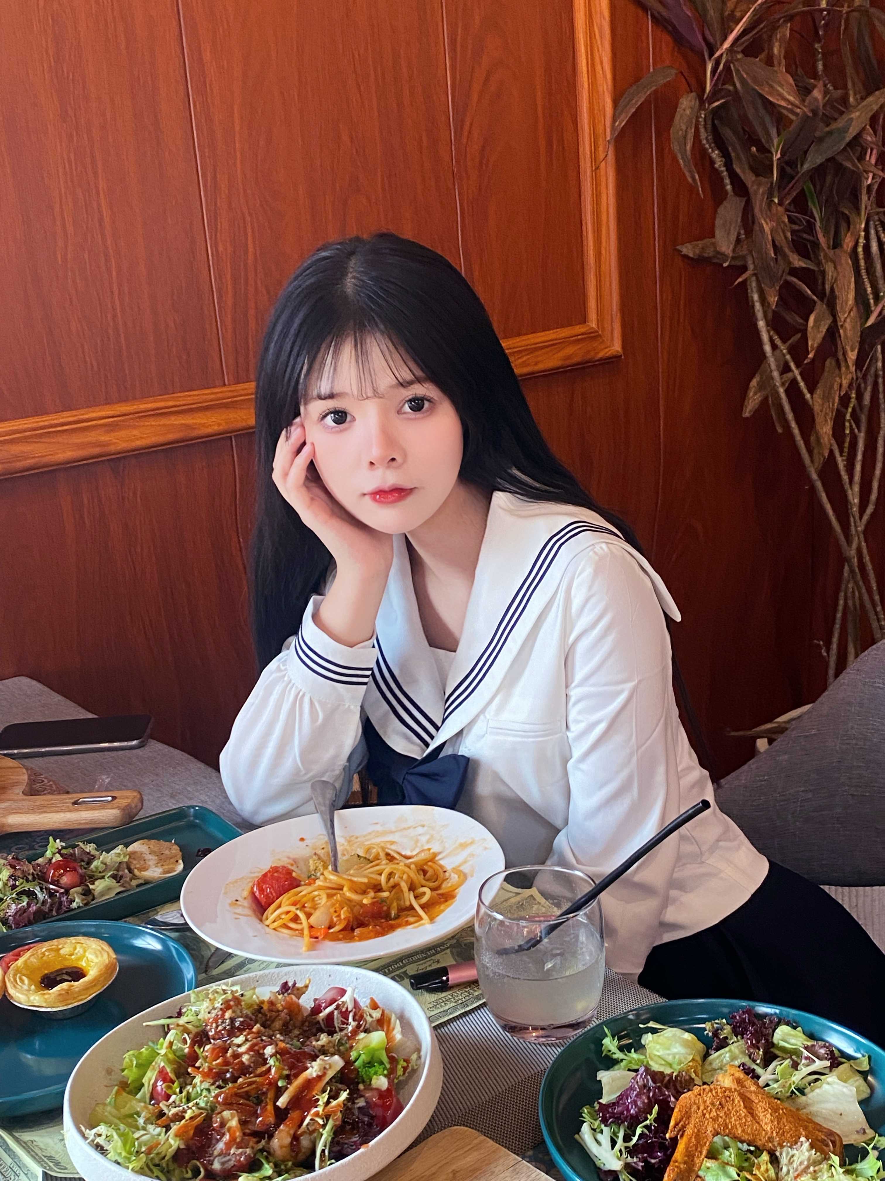 甜美爱打游戏小妹妹