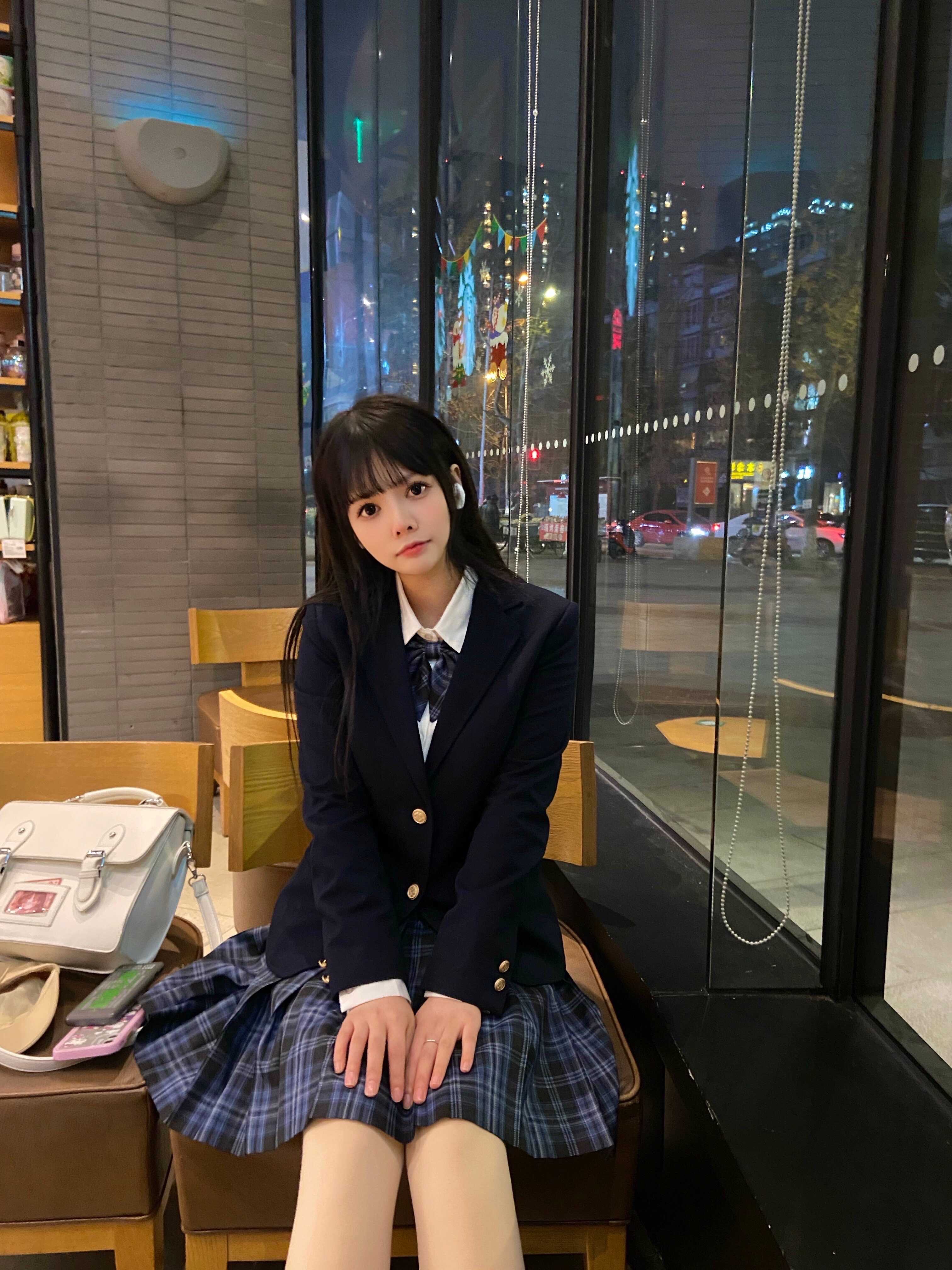 甜美爱打游戏小妹妹